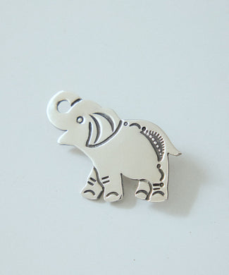 【J'aDoRe・店舗限定】【Munqa（ムンカ）】BADGE ELEPHANT